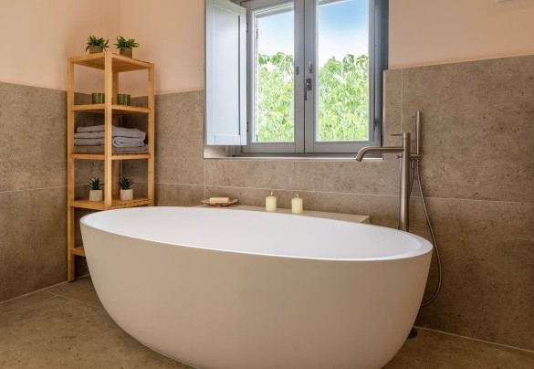 Bathroom with tub and shower no.4 on the first floor - Tenuta Santa Cristina