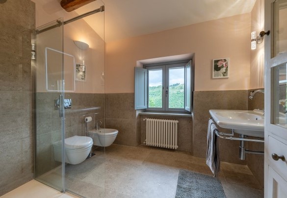 Bathroom with shower no.3 on the first floor - Tenuta Santa Cristina