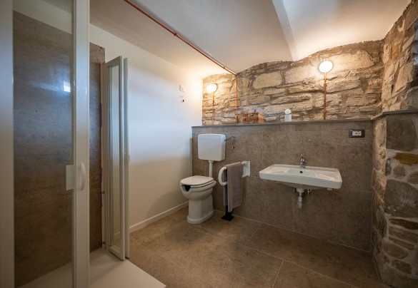 Bathroom with shower (without bidet) no.1 on the ground floor - Tenuta Santa Cristina