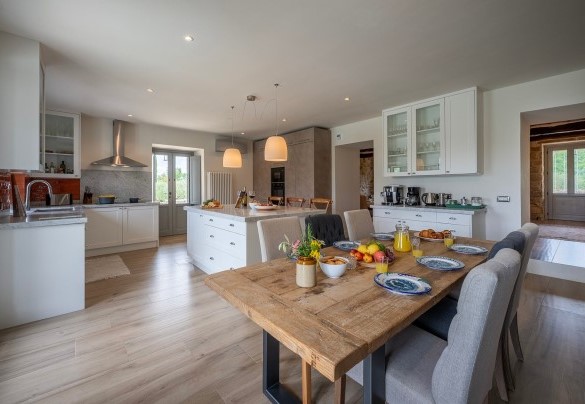 The large kitchen with a central island - Tenuta Santa Cristina