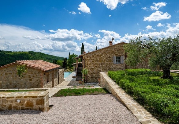 Pedestrian path from the parking area - Tenuta Santa Cristina