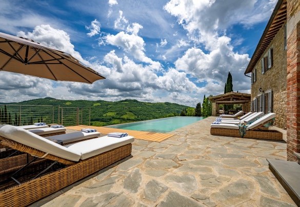 The stone solarium is equipped with sunbeds - Tenuta Santa Cristina