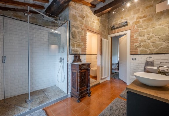 En suite bathroom with shower (without bidet) no.2 on the first floor - Tenuta Santa Cristina