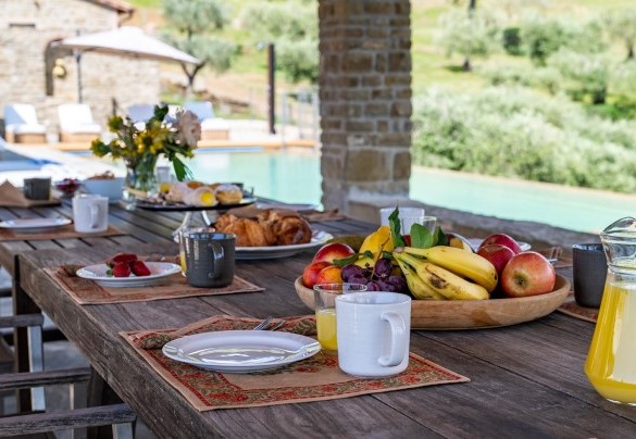 The portico located between the house and the pool - Tenuta Santa Cristina