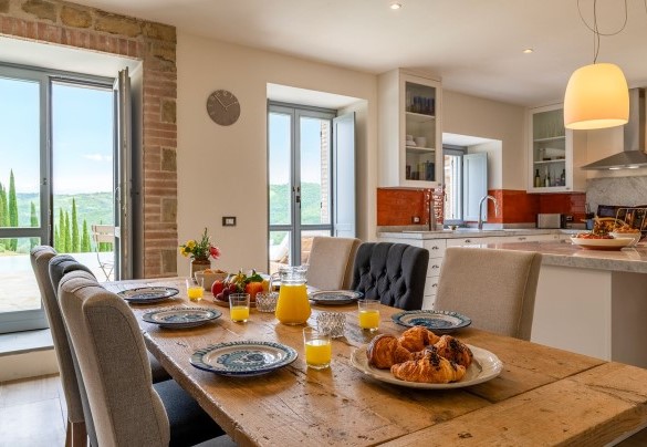 The large kitchen with a table for six people - Tenuta Santa Cristina