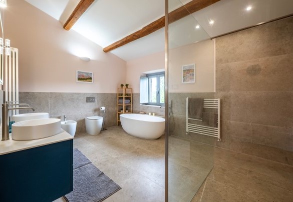 Bathroom with tub and shower no.4 on the first floor - Tenuta Santa Cristina