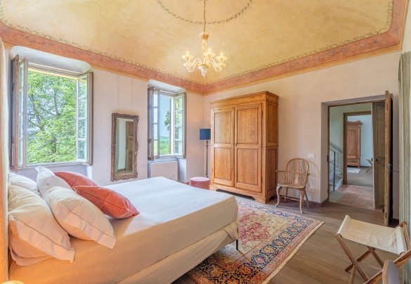 Decorazioni al soffitto ed arredi eleganti caratterizzano la camera matrimoniale n. 2 - Tenuta Schiavon Barrero