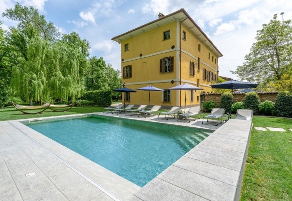 La piscina si trova accanto alla villa - Tenuta Schiavon Barrero