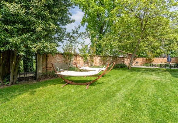 Un bel prato fiancheggia il retro della villa - Tenuta Schiavon Barrero