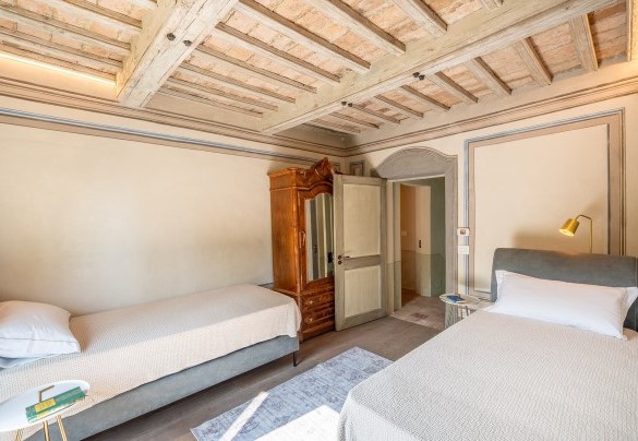Le decorazioni e l’originale caratteristico soffitto in legno della camera doppia n. 5 - Tenuta Schiavon Barrero