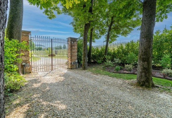 Il cancello di entrata alla proprietà è comandato elettronicamente - Tenuta Schiavon Barrero