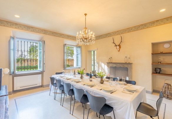 La spaziosa sala da pranzo con il camino (ornamentale) - Tenuta Schiavon Barrero