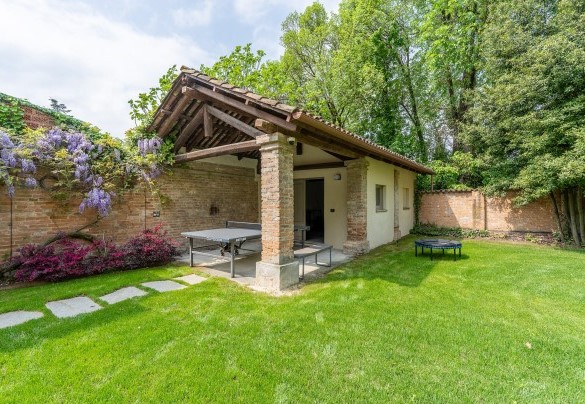 Un tavolo da ping pong è posto all’ombra dinnanzi al locale lavanderia - Tenuta Schiavon Barrero