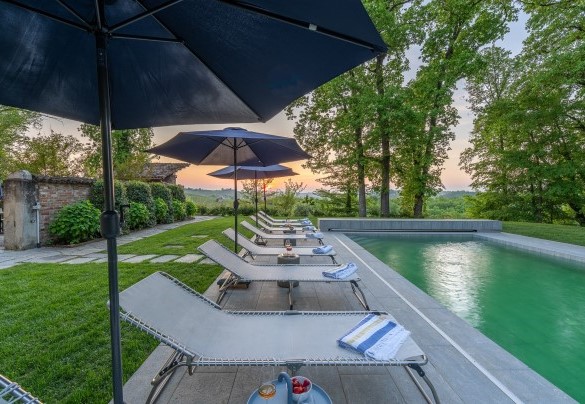 Il rivestimento della piscina è in liner color turchese e l’impianto di purificazione è al sale - Tenuta Schiavon Barrero