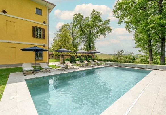 La piscina di forma rettangolare misura 10 x 5 m e ha una profondità massima di 1,6 m - Tenuta Schiavon Barrero