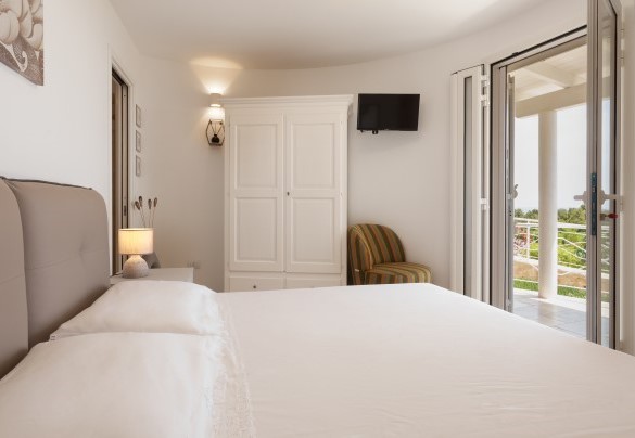   Suite Giovanna è la terza unità ed è un elegante suite con magnifica vista mare dove è presente un perfetto connubio tra tradizione e comfort. Tenuta Scialandre