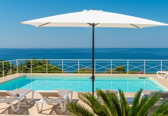 La piscina si presenta a sfioro con forma rettangolare ed accesso tramite una comoda scala romana angolare. L’area piscina dista circa 5 m dall’unità principale e si raggiunge scendendo alcuni gradini. Tenuta Scialandre