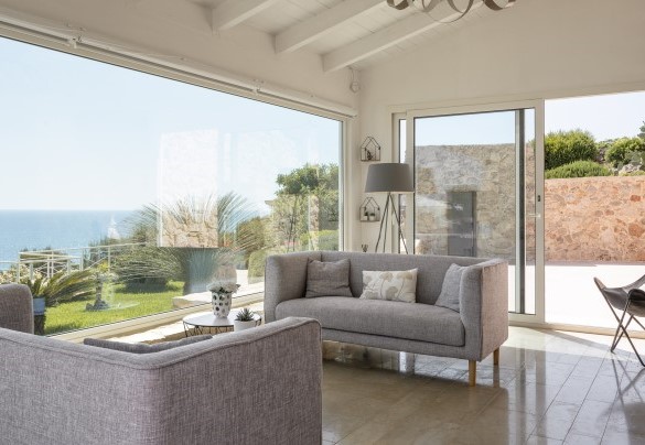 Nell'unità principale vi è una zona living caratterizzata da ampie vetrate che permettono di godere di una meravigliosa vista mare e piscina e dalla quale ci si può dirigere verso la sala da pranzo con cucina a vista. Tenuta Scialandre