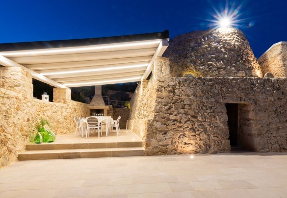  A sinistra delle unità abitative vi è un bellissimo e confortevole porticato con vista mare, attrezzato con tavolo e sedie per pranzare all'aperto e dove è dislocato anche un barbecue fisso. Tenuta Scialandre