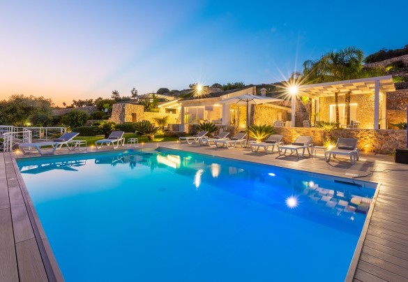 La piscina al tramonto si veste di un'anima romantica. Tenuta Scialandre
