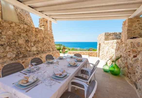  A sinistra delle unità abitative vi è un bellissimo e confortevole porticato con vista mare, attrezzato con tavolo e sedie per pranzare all'aperto e dove è dislocato anche un barbecue fisso. Tenuta Scialandre