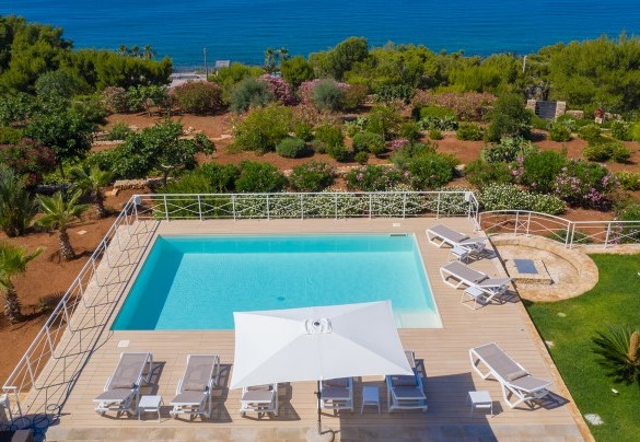 La posizione della piscina dona agli ospiti una vista mare privilegiata ed il solarium circostante, attrezzato con lettini prendisole ed una doccia dislocata sulla parte destra della stessa. Tenuta Scialandre