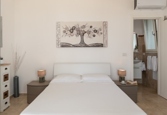 Suite Maria è posta a destra dell'immobile principale ed è dotata di una camera da letto matrimoniale con angolo cottura ed un bagno con doccia. Tenuta Scialandre