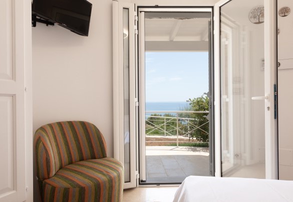  Suite Giovanna è la terza unità ed è un elegante suite con magnifica vista mare dove è presente un perfetto connubio tra tradizione e comfort. Tenuta Scialandre