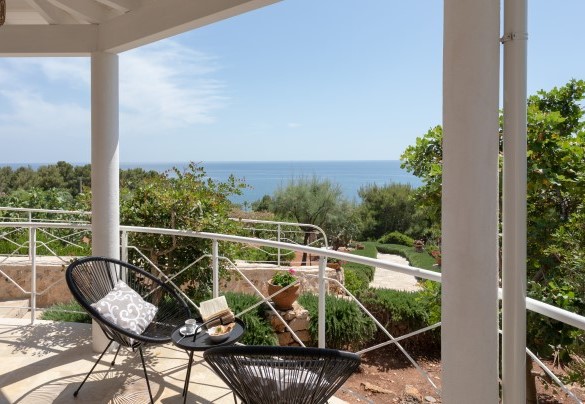 Zona relax vista mare ad uso esclusivo della suite Giovanna. Tenuta Scialandre