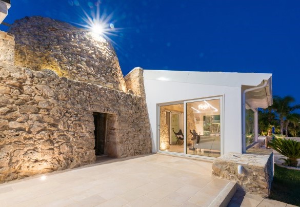 La costruzione in pietra tipica salentina accoglie la suite Francesco, sulla destra invece troviamo l'ingresso che conduce alla zona living/pranzo della villa. Tenuta Scialandre
