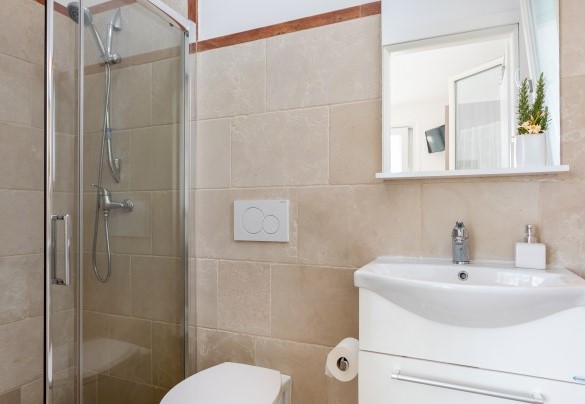 Suite Maria è dotata di bagno con doccia an suite. Tenuta Scialandre