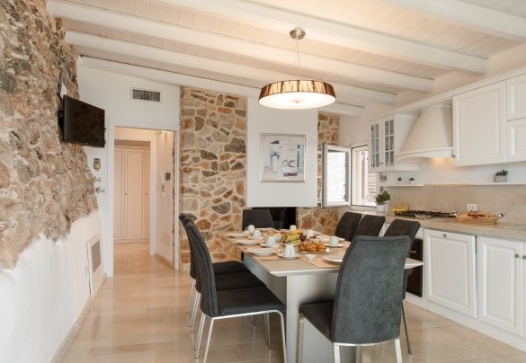 La cucina è caratterizzata da suggestive pareti in pietra locale che ben si coniugano con gli eleganti arredi e con la costante vista mare. Tenuta Scialandre