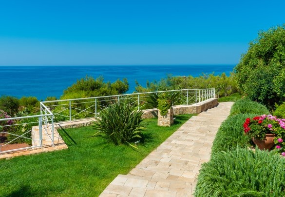 Ingresso pedonale da una splendida scalinata in pietra contornata da piante fiorite e un' impagabile vista mare. Tenuta Scialandre