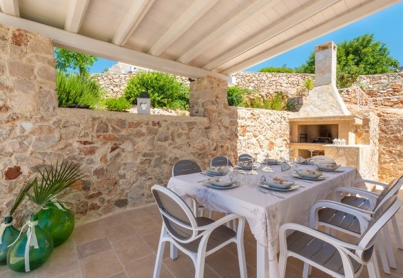  A sinistra delle unità abitative vi è un bellissimo e confortevole porticato con vista mare, attrezzato con tavolo e sedie per pranzare all'aperto e dove è dislocato anche un barbecue fisso. Tenuta Scialandre