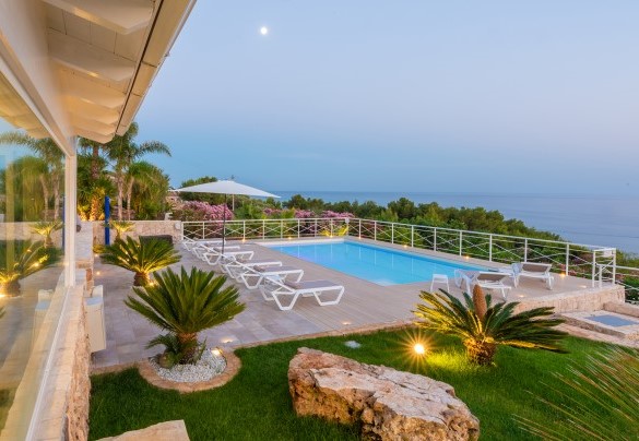 La posizione della piscina dona agli ospiti una vista mare privilegiata ed il solarium circostante, attrezzato con lettini prendisole ed una doccia dislocata sulla parte destra della stessa. Tenuta Scialandre