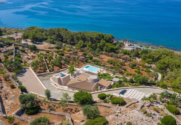 L'area esterna di Tenuta Scialandre si estende per circa 18.000 mq non tutti completamente recintati ed è caratterizzata da terrazzamenti che si adattano alla conformazione del terreno e che degradano verso il basso. Tenuta Scialandre