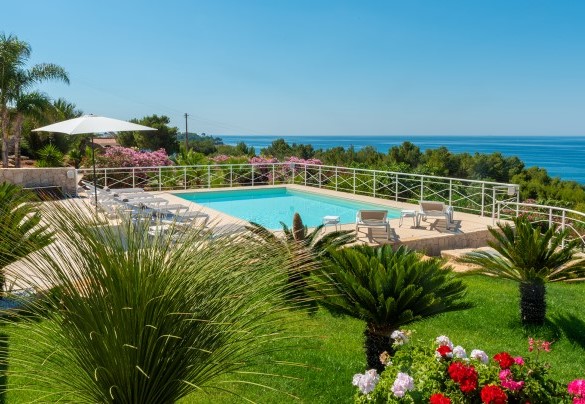 Elegante piscina a sfioro con intorno un parco spiccatamente mediterraneo impreziosito da alberi di alto fusto. Tenuta Scialandre