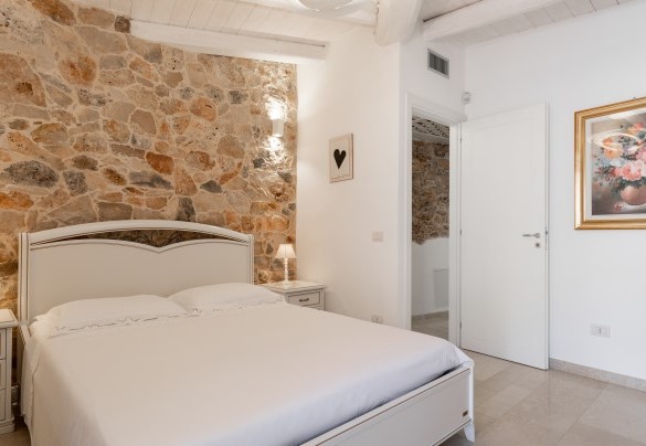 Dalla sala da pranzo attraverso un disimpegno si raggiunge la suite Claudia. Tenuta Scialandre