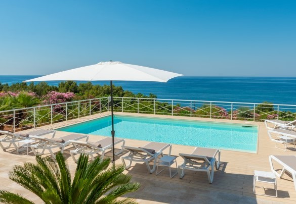 L'area piscina è l'ideale location per vivere momenti indimenticabili con il meraviglioso sfondo dato dalla infinita vista mare che regala agli ospiti uno spettacolo in tutte le ore del giorno. Tenuta Scialandre