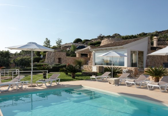 Elegante piscina a sfioro con intorno un parco spiccatamente mediterraneo impreziosito da alberi di alto fusto. Tenuta Scialandre
