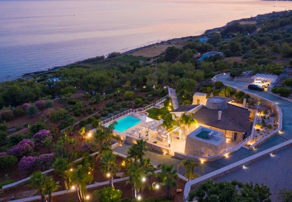 Tenuta Scialandre è una meravigliosa struttura che gode di una posizione privilegiata con una incantevole vista mare. Tenuta Scialandre