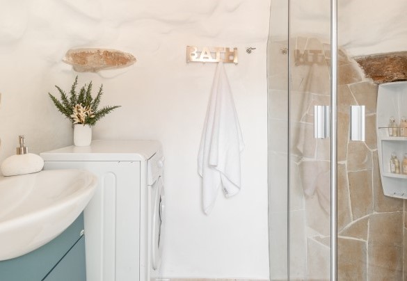 Bagno con doccia a servizio della suite Francesco. Tenuta Scialandre