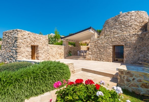 La proprietà è caratterizzata da un'architettura tipicamente salentina con facciate e muretti in pietra locale. Tenuta Scialandre