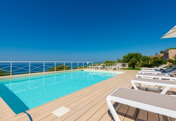 L'area piscina è l'ideale location per vivere momenti indimenticabili con il meraviglioso sfondo dato dalla infinita vista mare che regala agli ospiti uno spettacolo in tutte le ore del giorno. Tenuta Scialandre