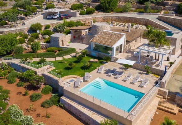 La proprietà è caratterizzata da un'architettura tipicamente salentina con facciate e muretti in pietra locale che si rispecchiano nella elegante piscina a sfioro. Tenuta Scialandre