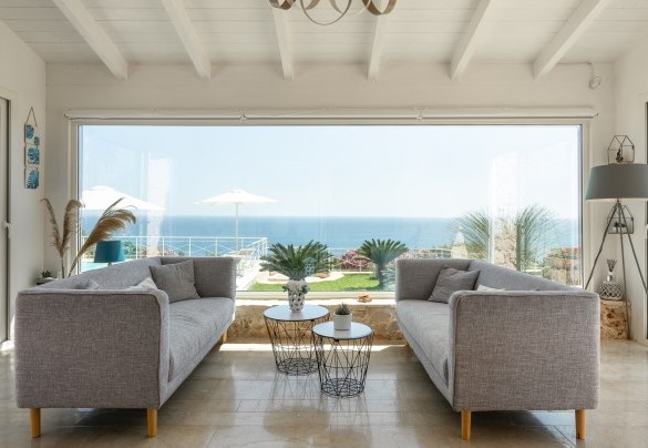 Nell'unità principale vi è una zona living caratterizzata da ampie vetrate che permettono di godere di una meravigliosa vista mare e piscina e dalla quale ci si può dirigere verso la sala da pranzo con cucina a vista. Tenuta Scialandre
