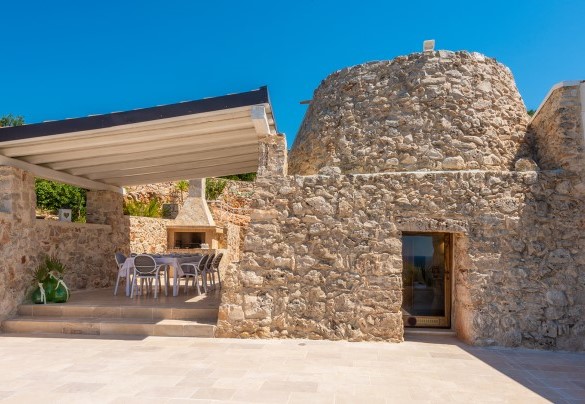  A sinistra delle unità abitative vi è un bellissimo e confortevole porticato con vista mare, attrezzato con tavolo e sedie per pranzare all'aperto e dove è dislocato anche un barbecue fisso. Tenuta Scialandre