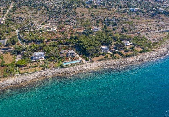 La villa è in una zona panoramica ma allo stesso tempo vicinissima al mare raggiungibile anche a piedi. Tenuta Scialandre