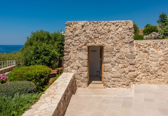 Ingresso al bagno con doccia a servizio della suite Francesco. Tenuta Scialandre