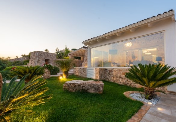 La proprietà è caratterizzata da un'architettura tipicamente salentina con facciate e muretti in pietra locale che si rispecchiano nella elegante piscina a sfioro. Tenuta Scialandre
